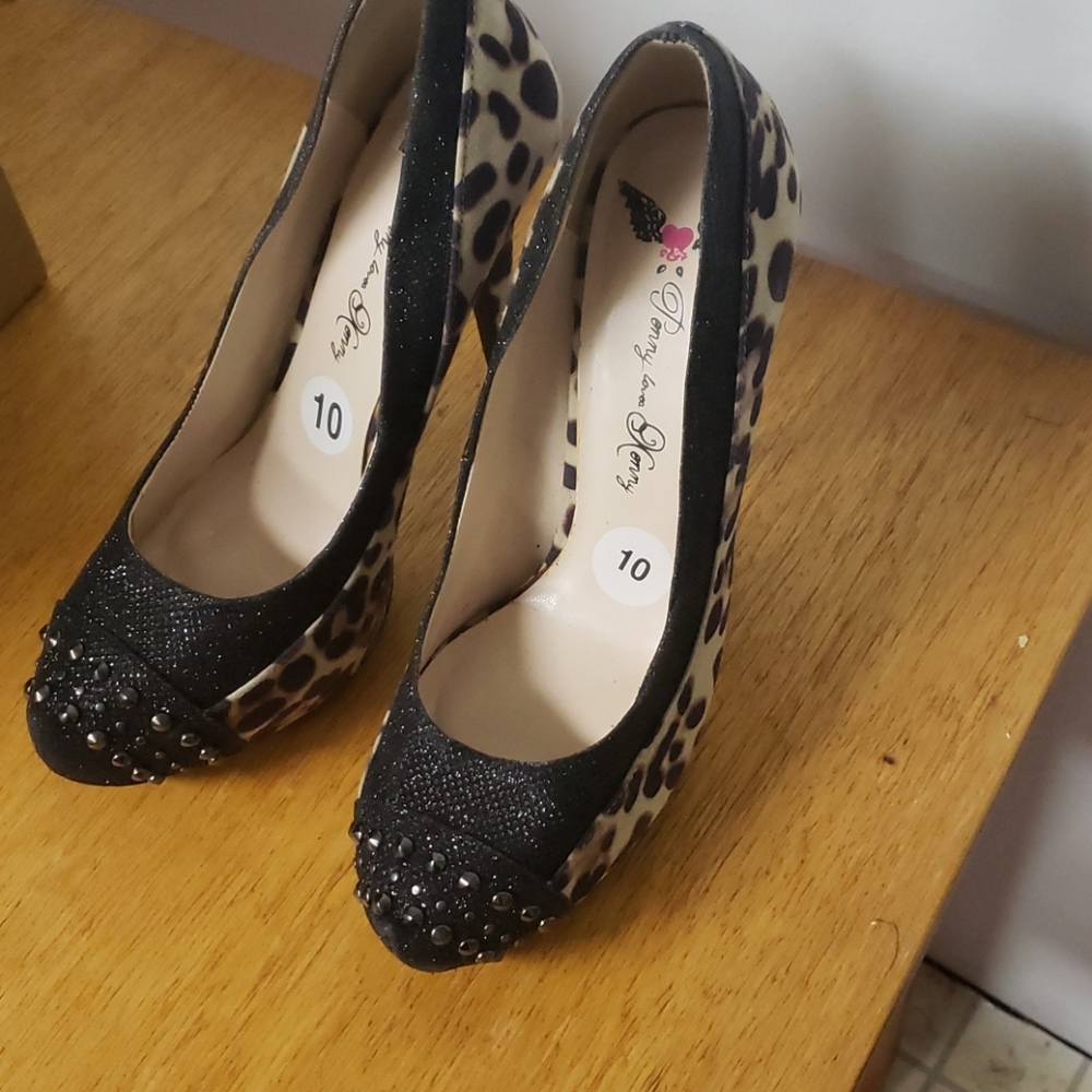 Leopard pumps